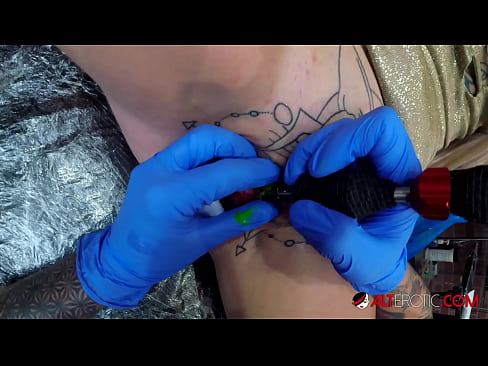 ❤️ Musikana ane nyora zvakanyanya Sully Savage akawana tattoo pa clitoris yake ️  ❌